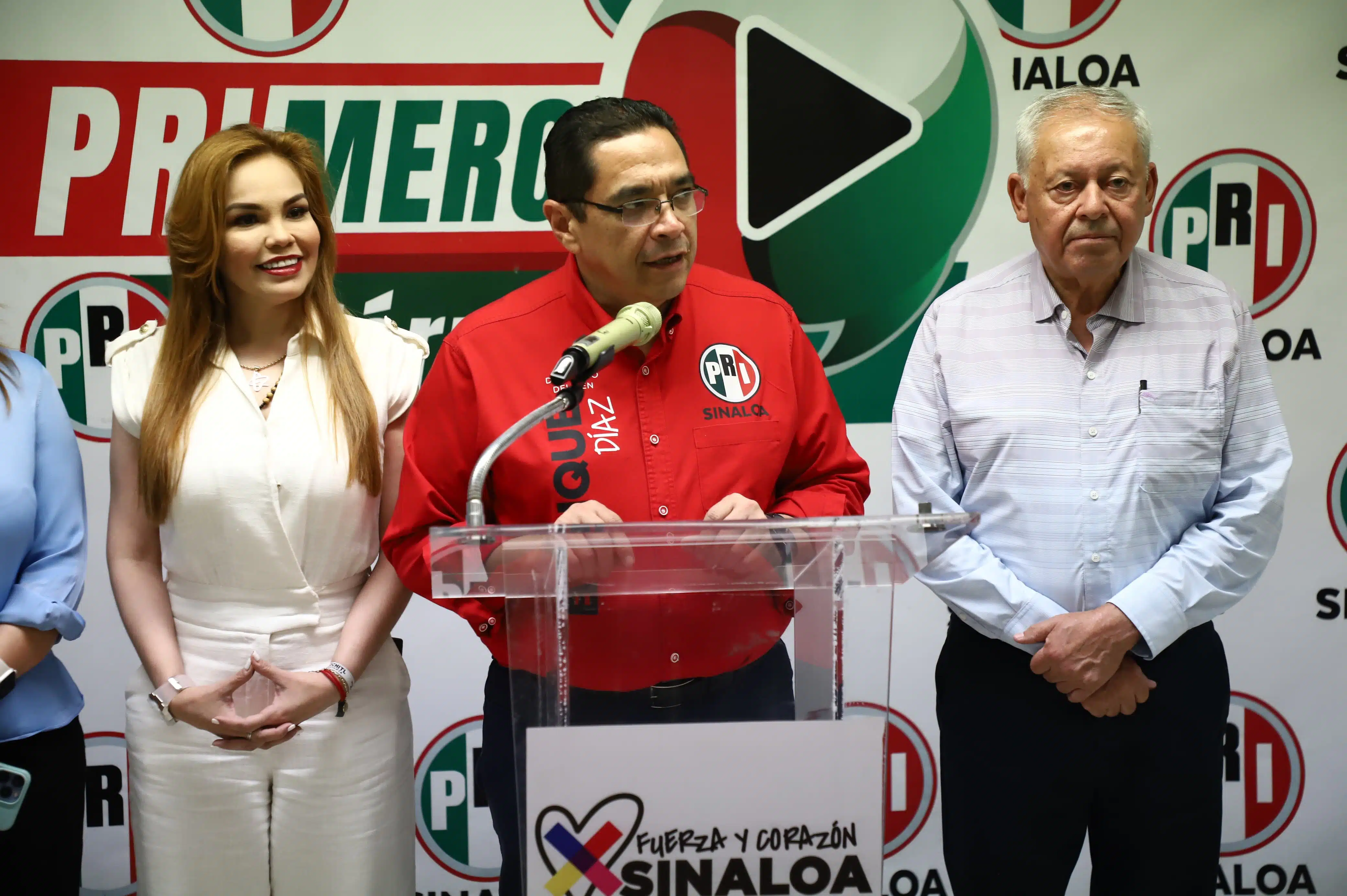 Enrique Díaz, delegado del Comité Ejecutivo Nacional del PRI en Sinaloa, dando un discurso en una conferencia de prensa en Culiacán