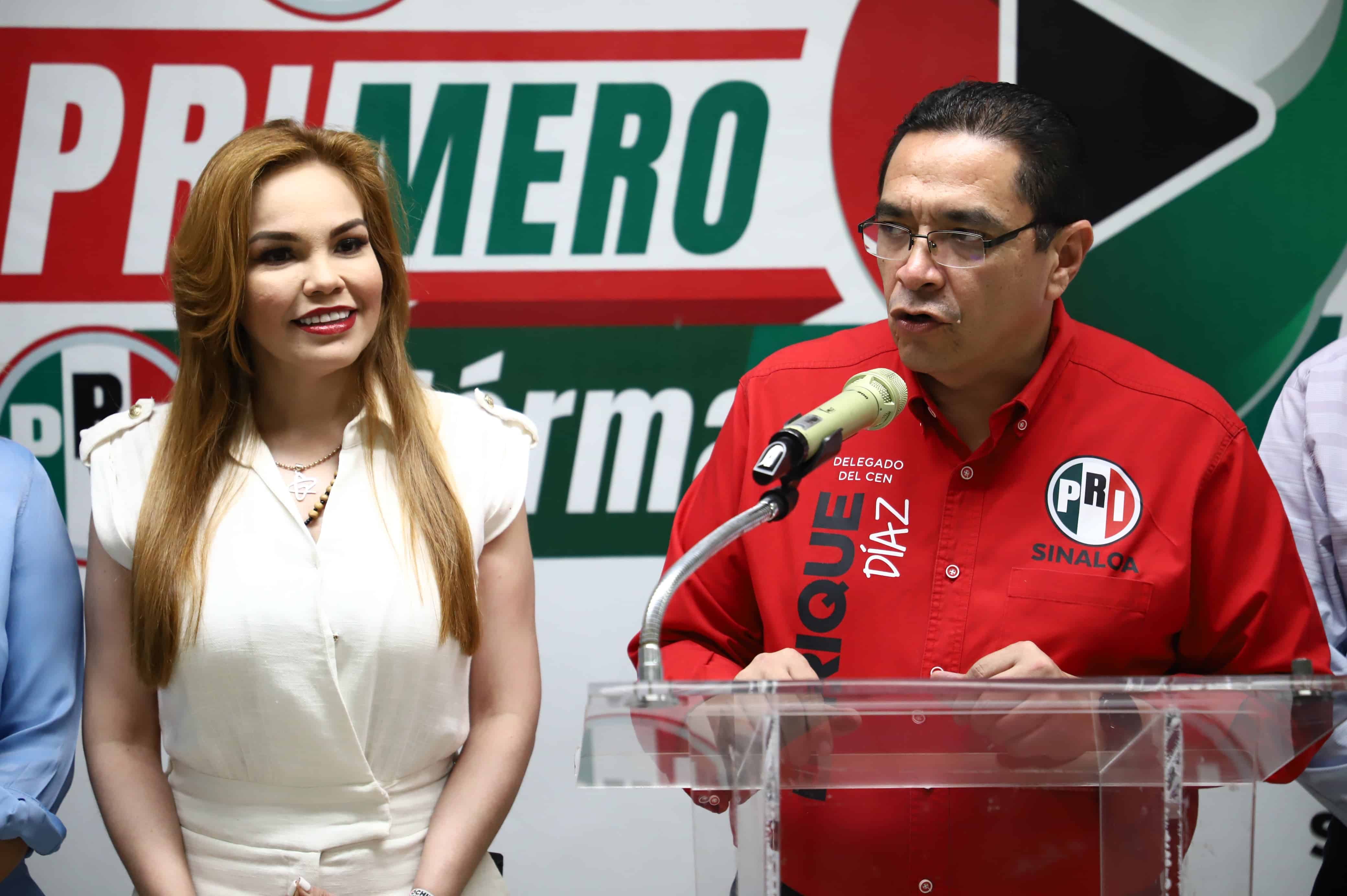 Enrique Díaz, delegado del Comité Ejecutivo Nacional del PRI en Sinaloa, dando un discurso en una conferencia de prensa en Culiacán
