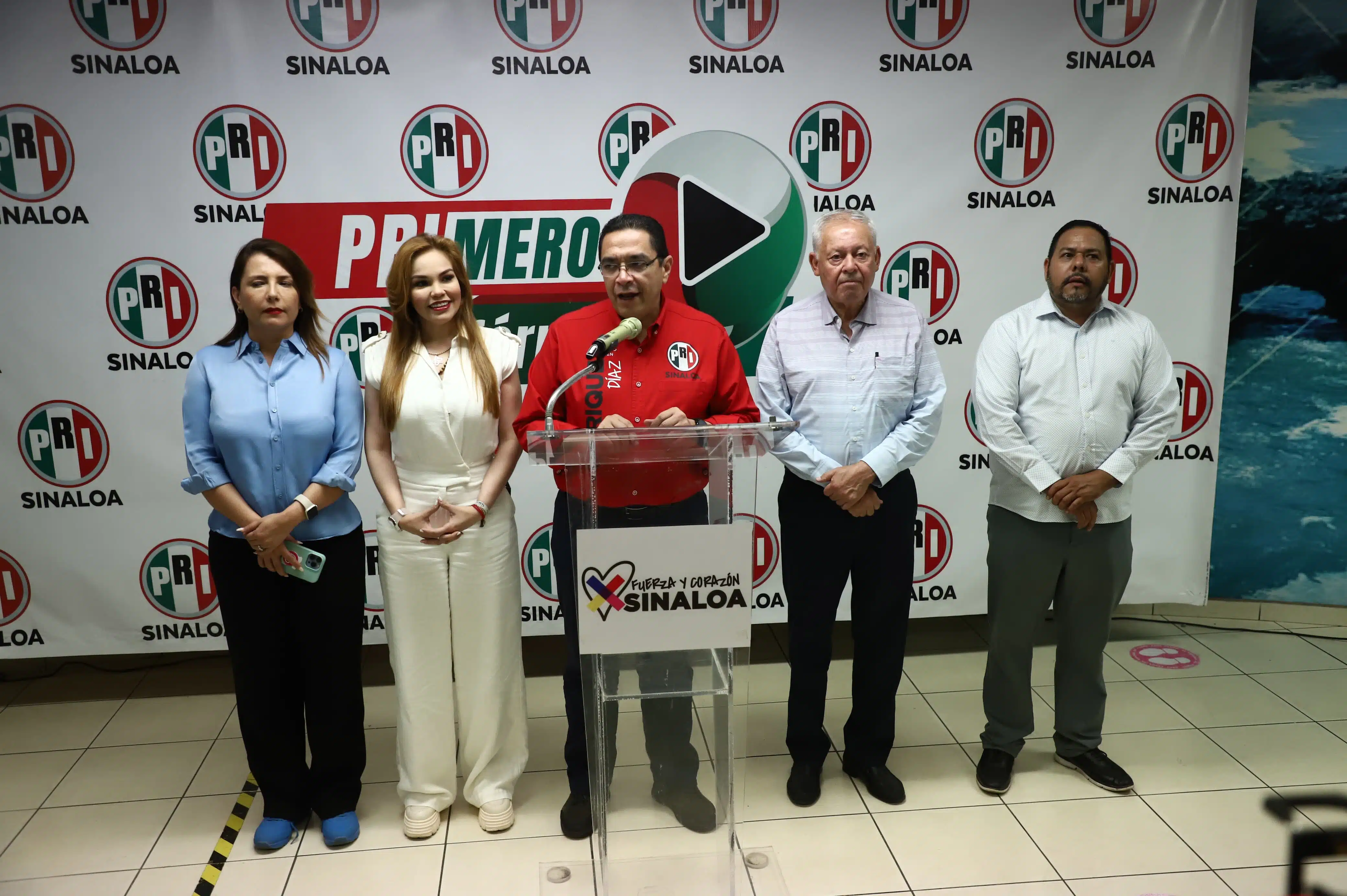 Enrique Díaz, delegado del Comité Ejecutivo Nacional del PRI en Sinaloa, dando un discurso en una conferencia de prensa en Culiacán