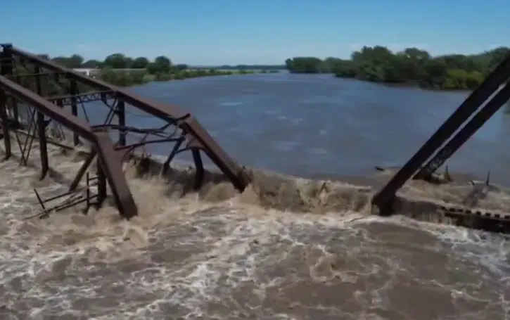 Lluvias provocan desplome de puente en Iowa, EU