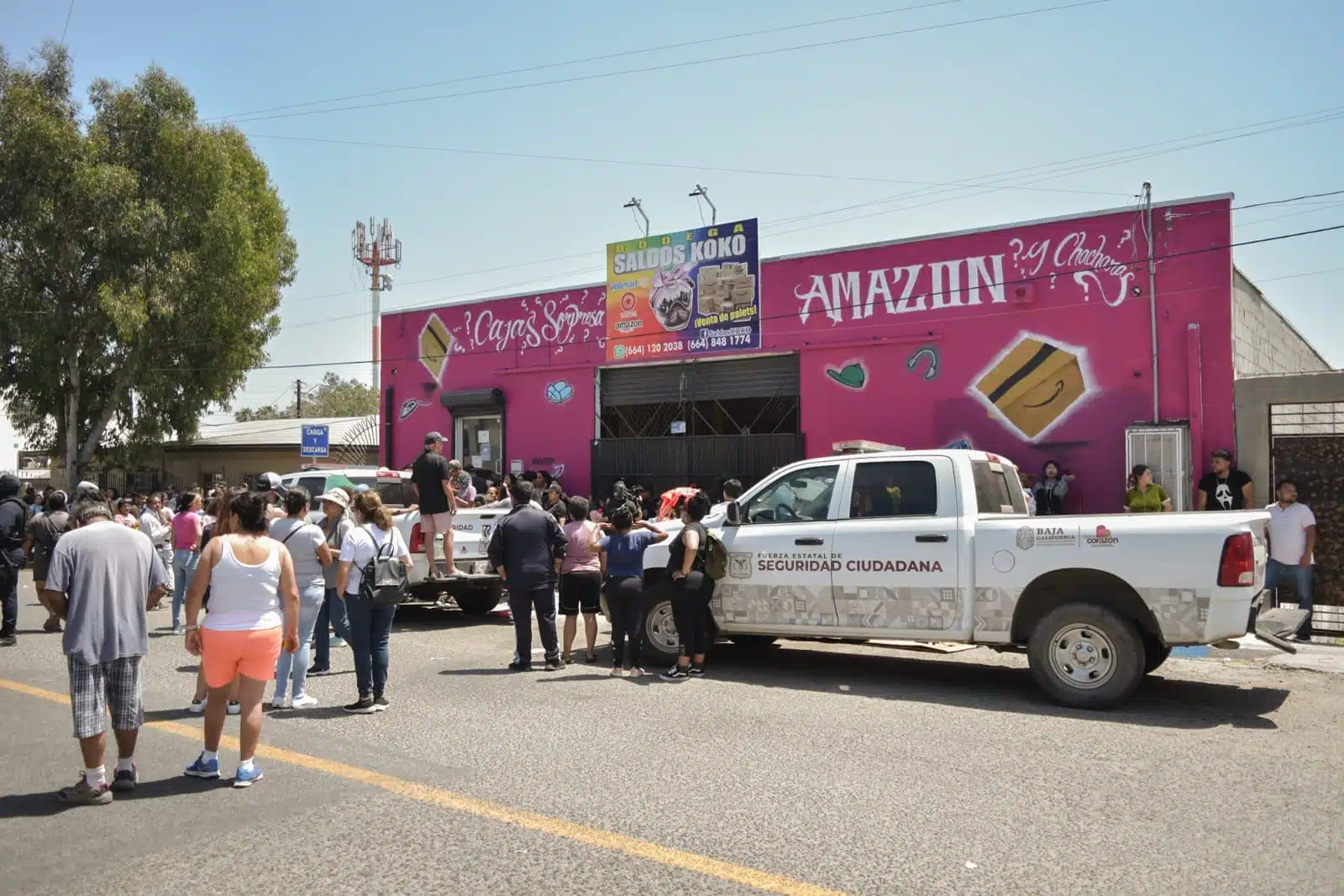 Comerciante regala su mercancía antes de que SAT embargue su negocio en Tijuana