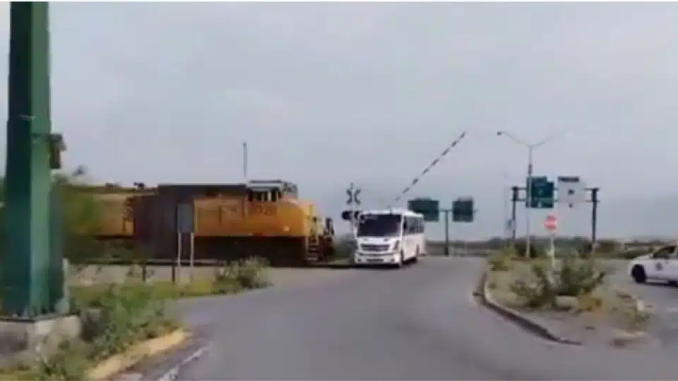 Comparten video del momento exacto en que tren embiste a un camión de personal en NL
