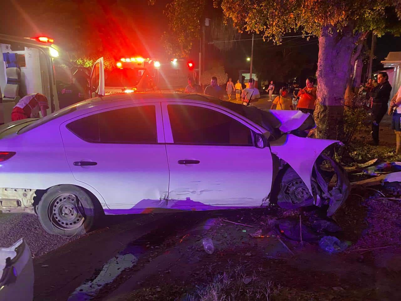 Conductor en estado de ebriedad terminado en el hospital tras chocar contra un árbol en Los Mochis