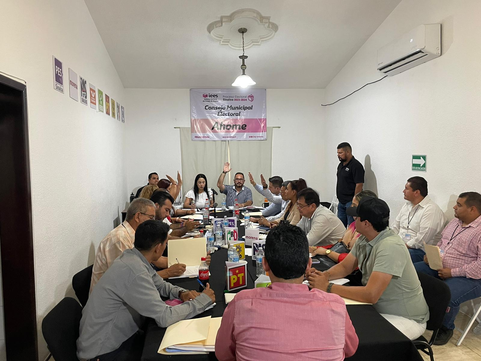 Personas del Comité votando en el Consejo Municipal Electoral de Ahome