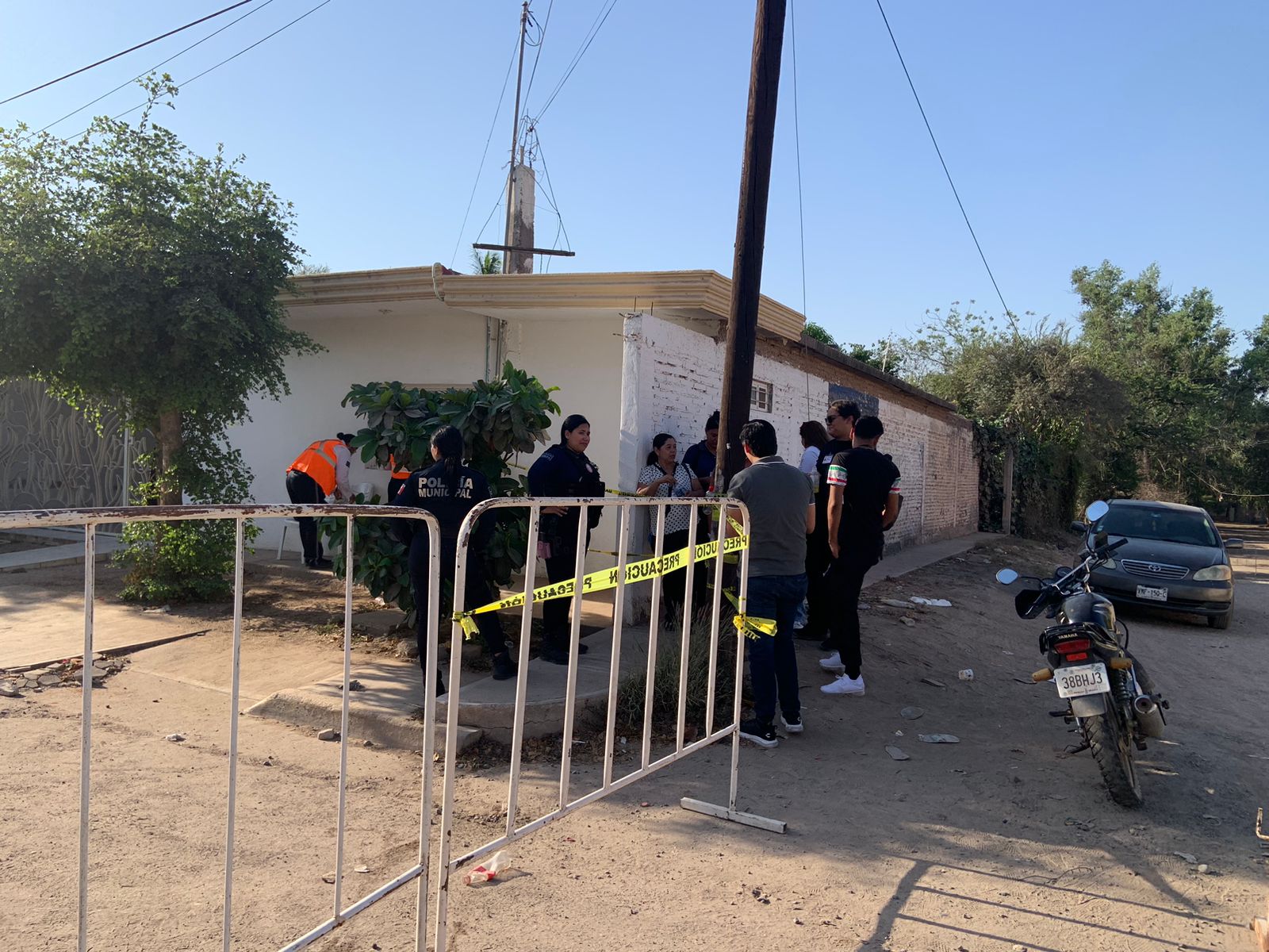 Auxiliados con agentes municipales el Consejo Municipal fue cerrado al acceso de la prensa.