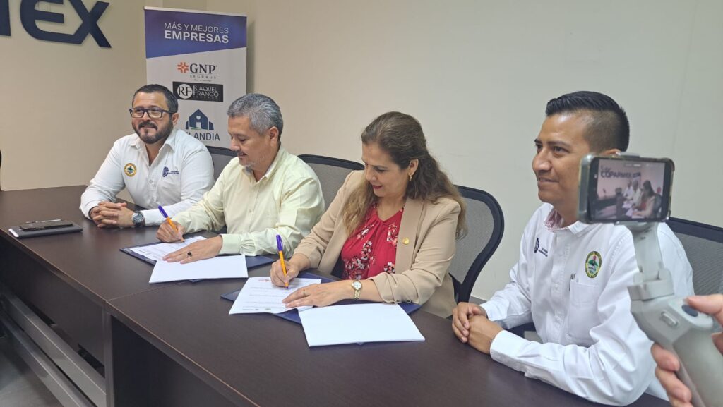 José Ramos Ortiz y Claudia Alarcón Valdez firmando el convenio de educación dual