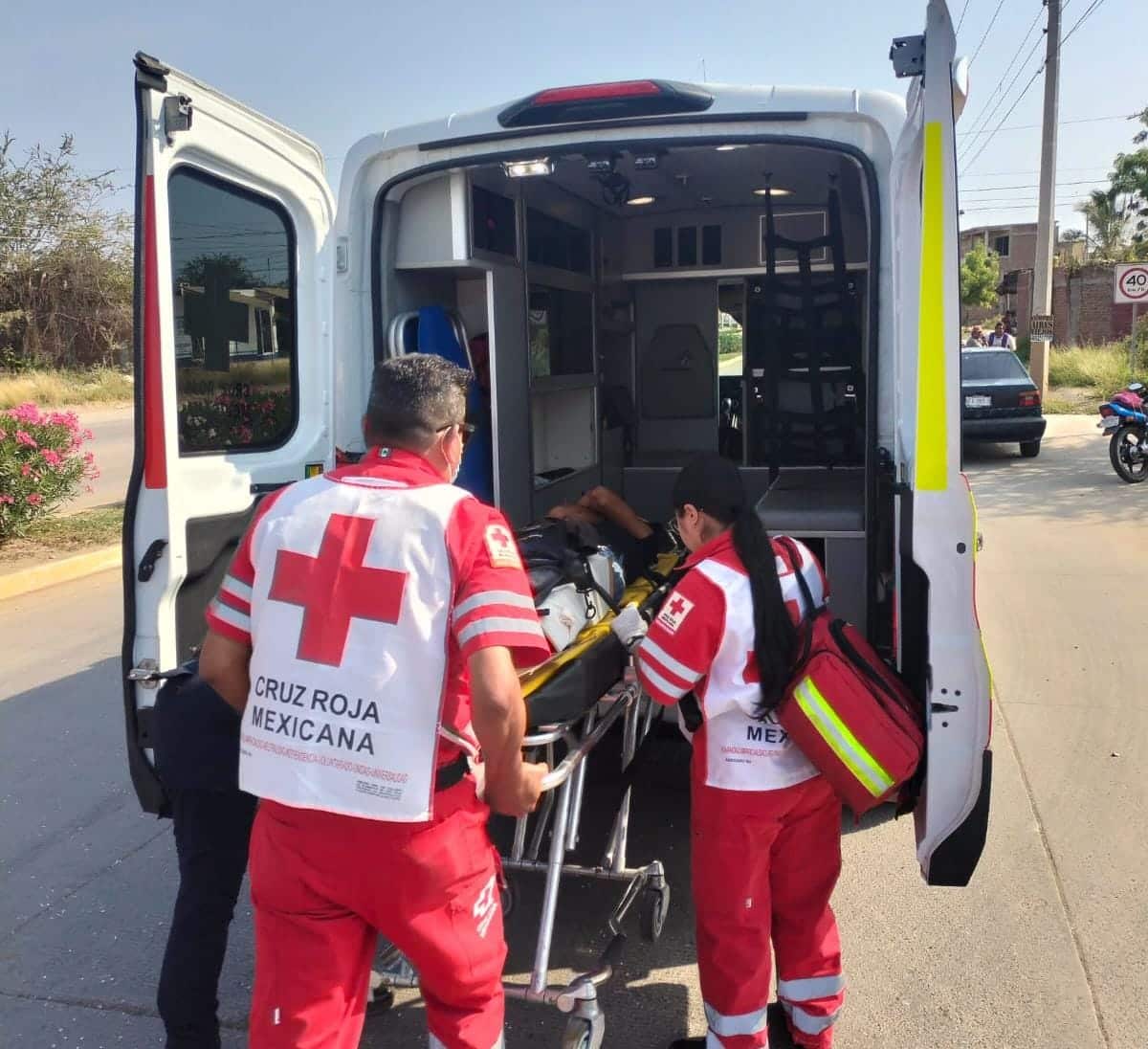 Elementos de la Cruz Roja auxiliando a un joven motociclista que se accidentó en Mazatlán