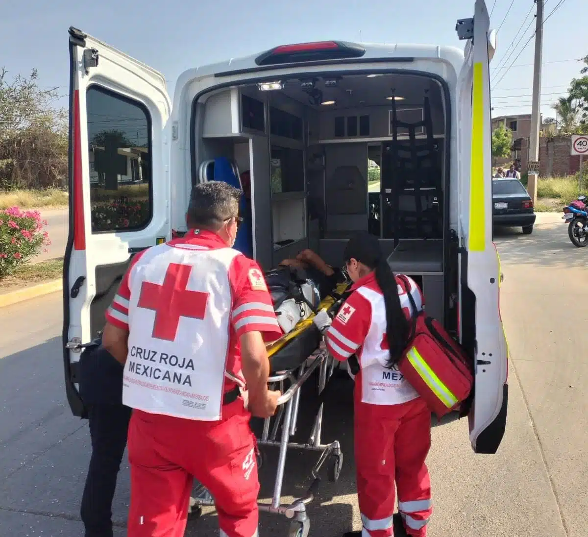 Elementos de la Cruz Roja auxiliando a un joven motociclista que se accidentó en Mazatlán
