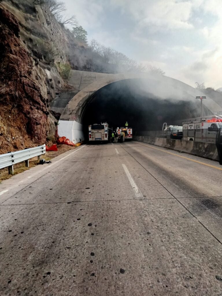 Cuerpos de emergencia lograron sofocar el incendio de un tráiler