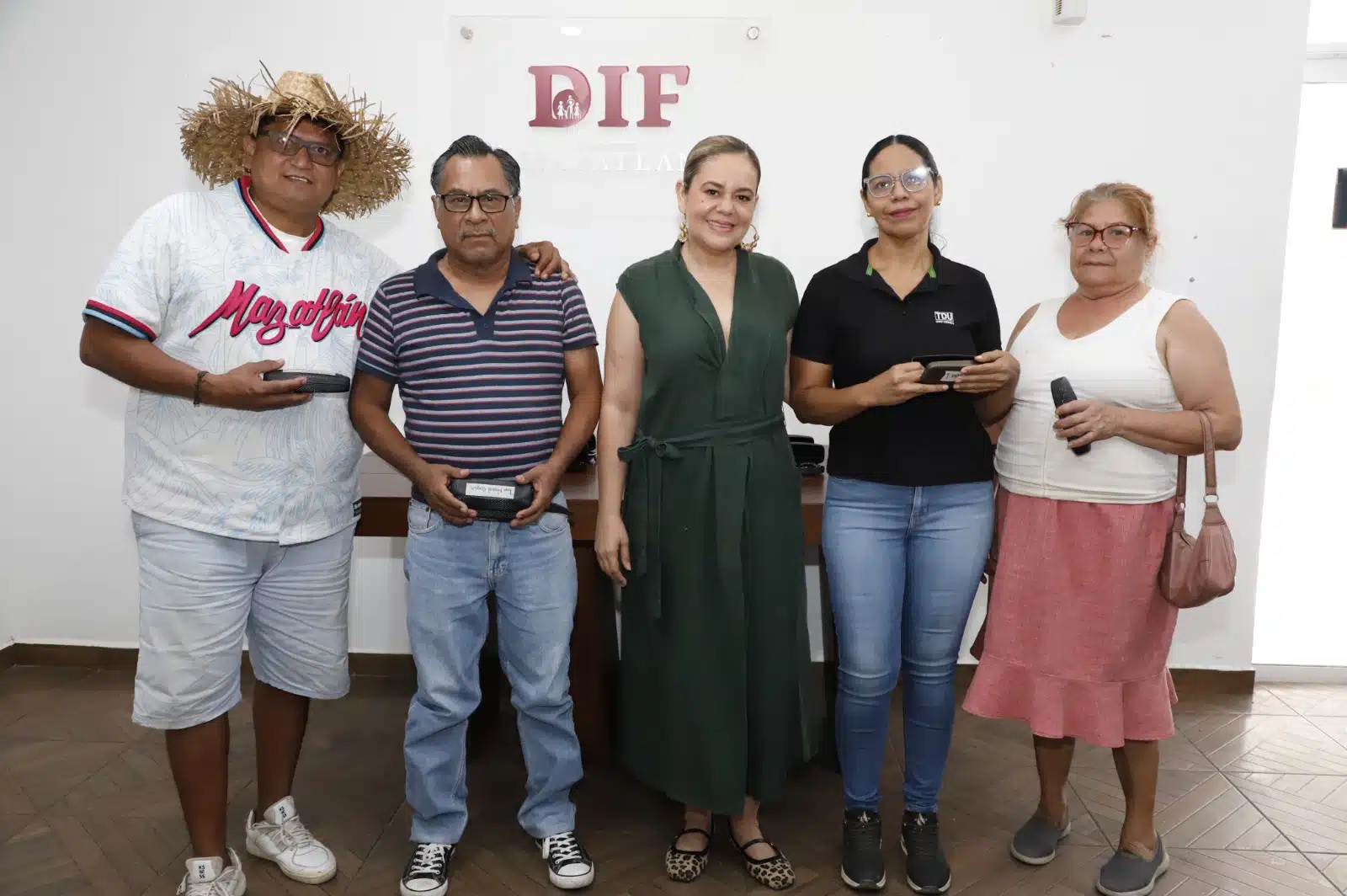 Personas con lentes graduados otorgados por DIF Mazatlán
