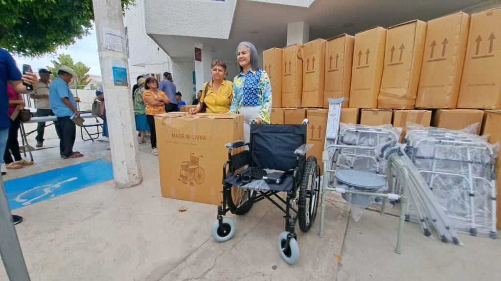 Guadalupe López haciendo entrega de un aparato funcional a una beneficiaria