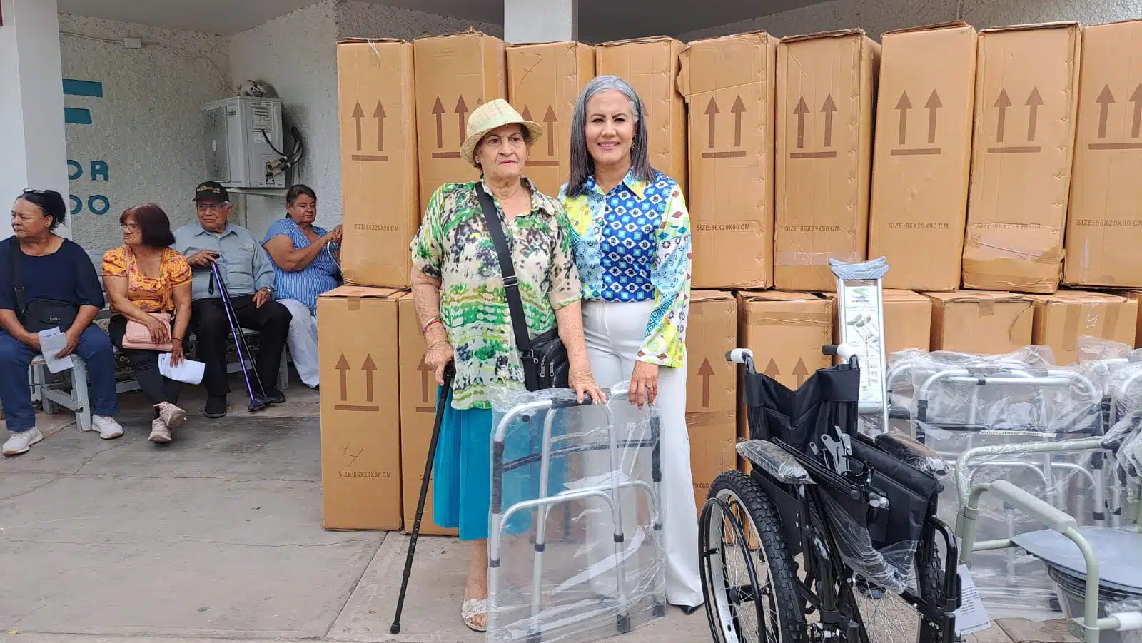 Presidenta del Sistema DIF de Salvador Alvarado junto a una beneficiaria que solicitó una andadera