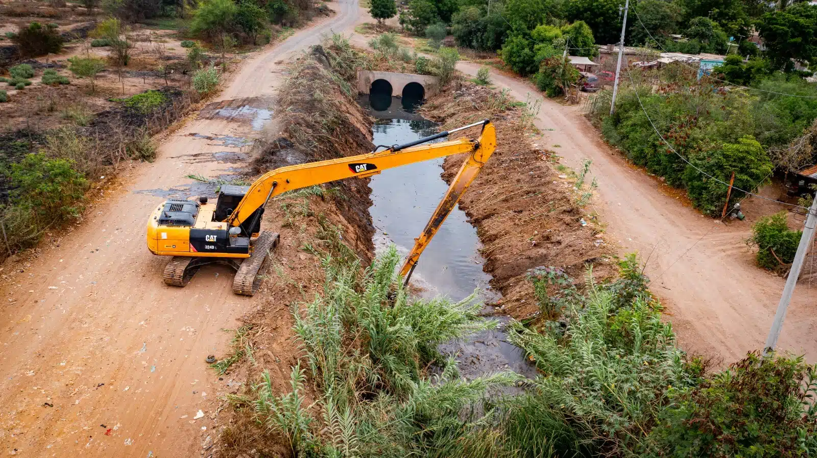 Maquinaria trabajando en el desazolve del dren San Joachín de Guasave