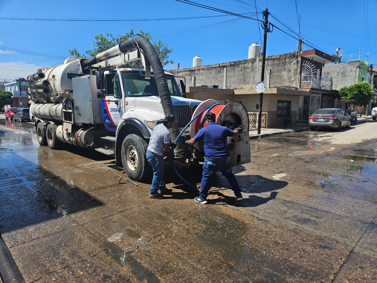 Jumapam limpia derrame de aguas residuales