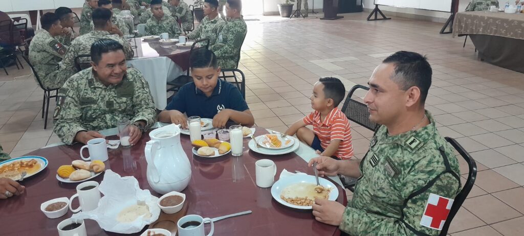 Militares celebran con sus hijos