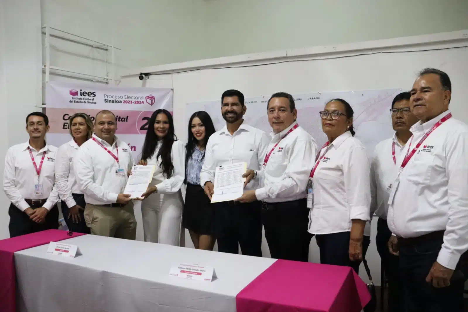 Diputados locales electos de Mazatlán recibiendo la constancia de mayoría