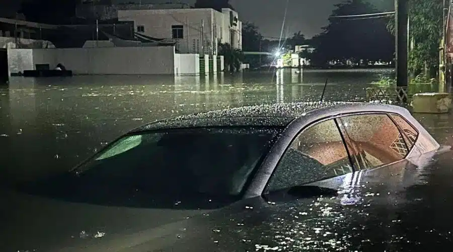 Carro en una inundación en Chetumal