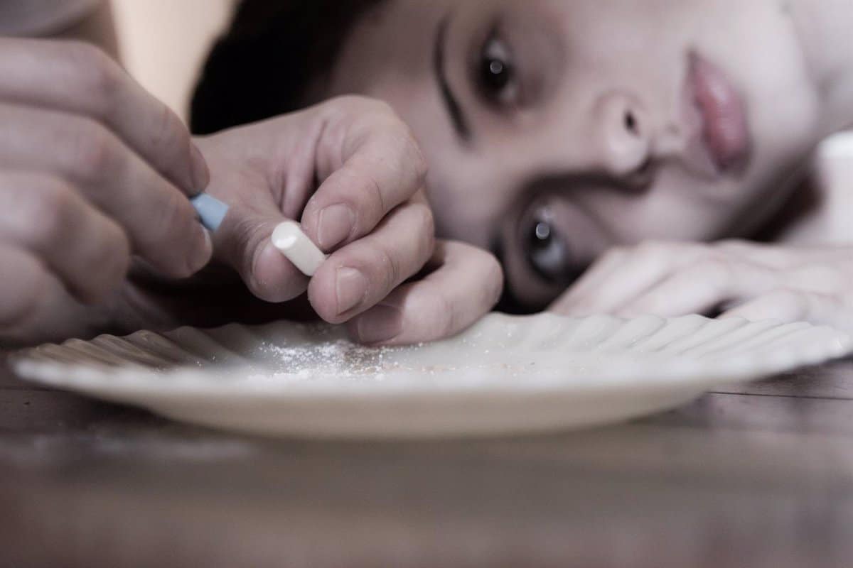 Mujer ingresando al mundo de las adicciones a causa de un hombre