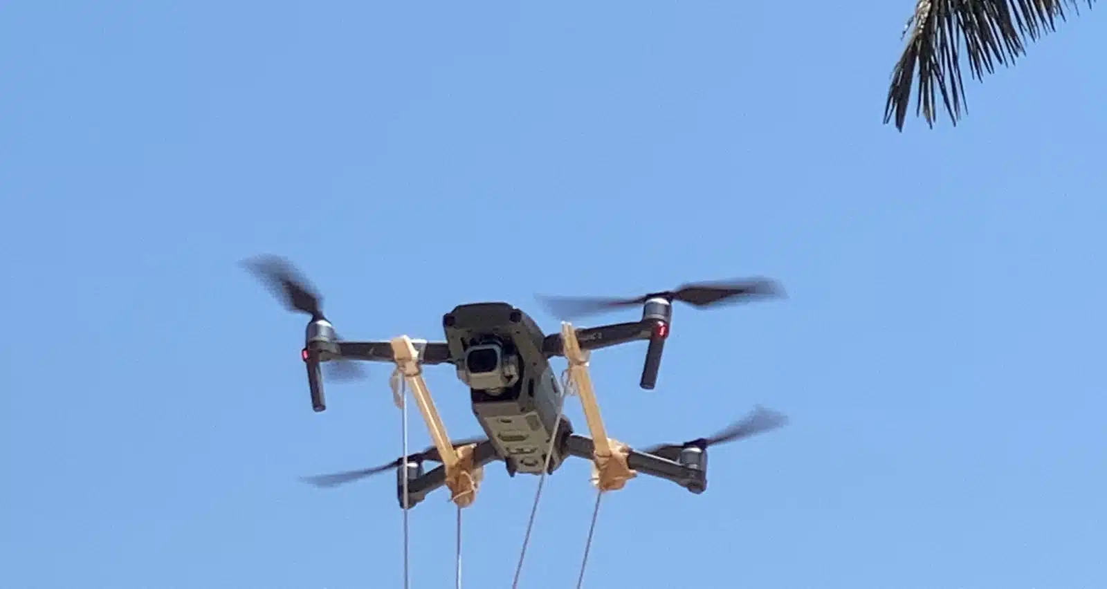 Dron sobrevolando en una práctica