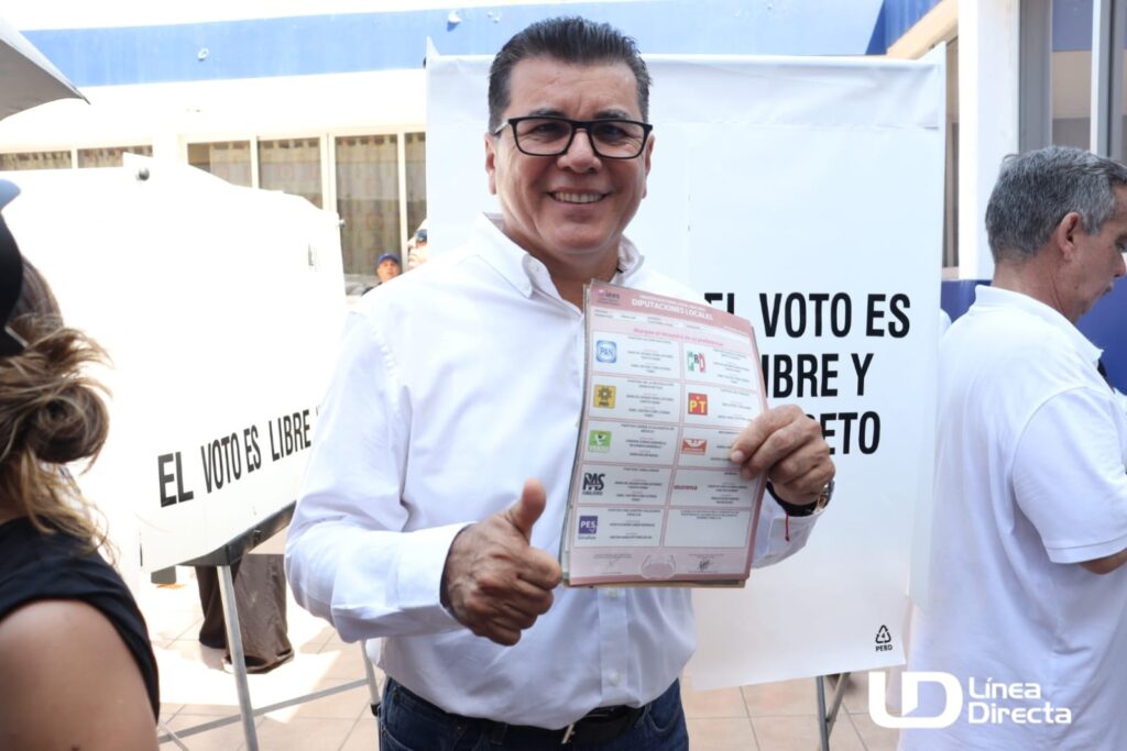 González Zataráin realiza votación en casilla