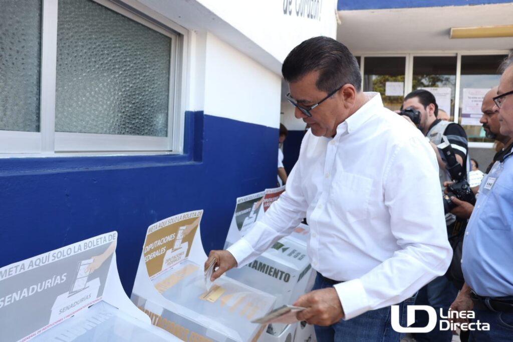 González Zataráin realiza votación en casilla