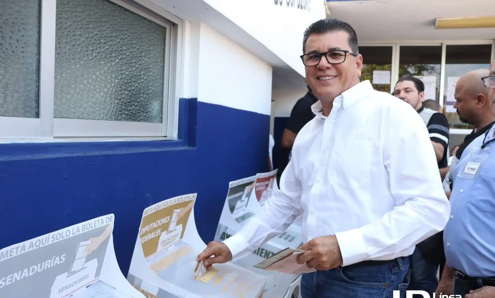 González Zataráin realiza votación en casilla