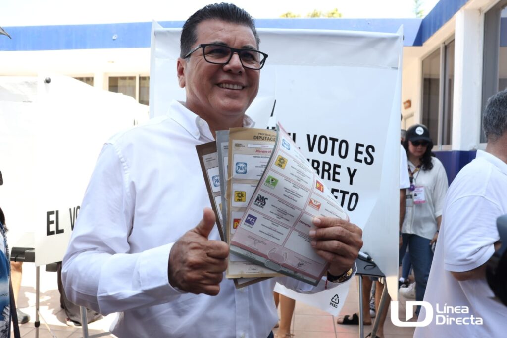 González Zataráin realiza votación en casilla