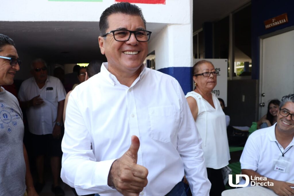 González Zataráin realiza votación en casilla