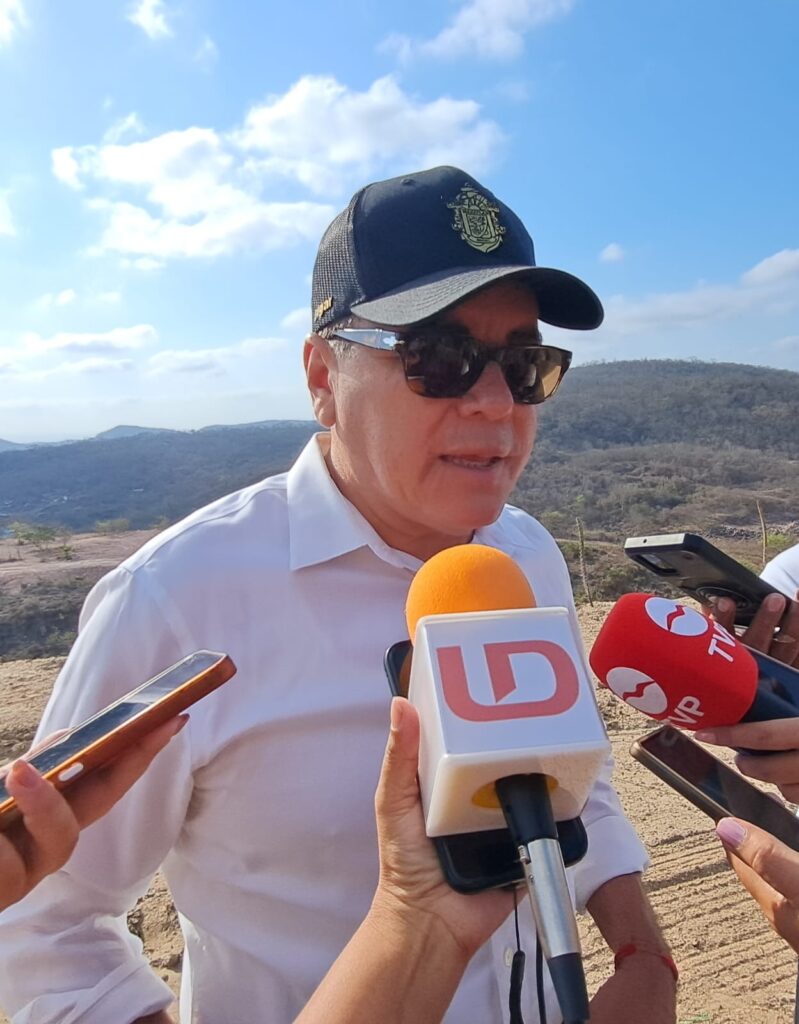 Édgar González Zataráin, presidente municipal de Mazatlán, en entrevista con los medios de comunicación