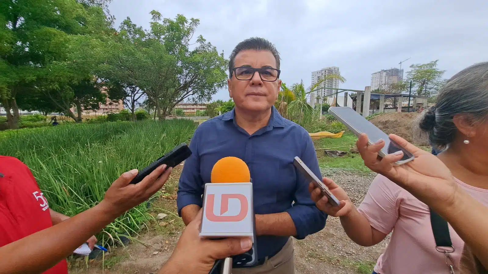 Édgar González Zataráin habla con la prensa sinaloense