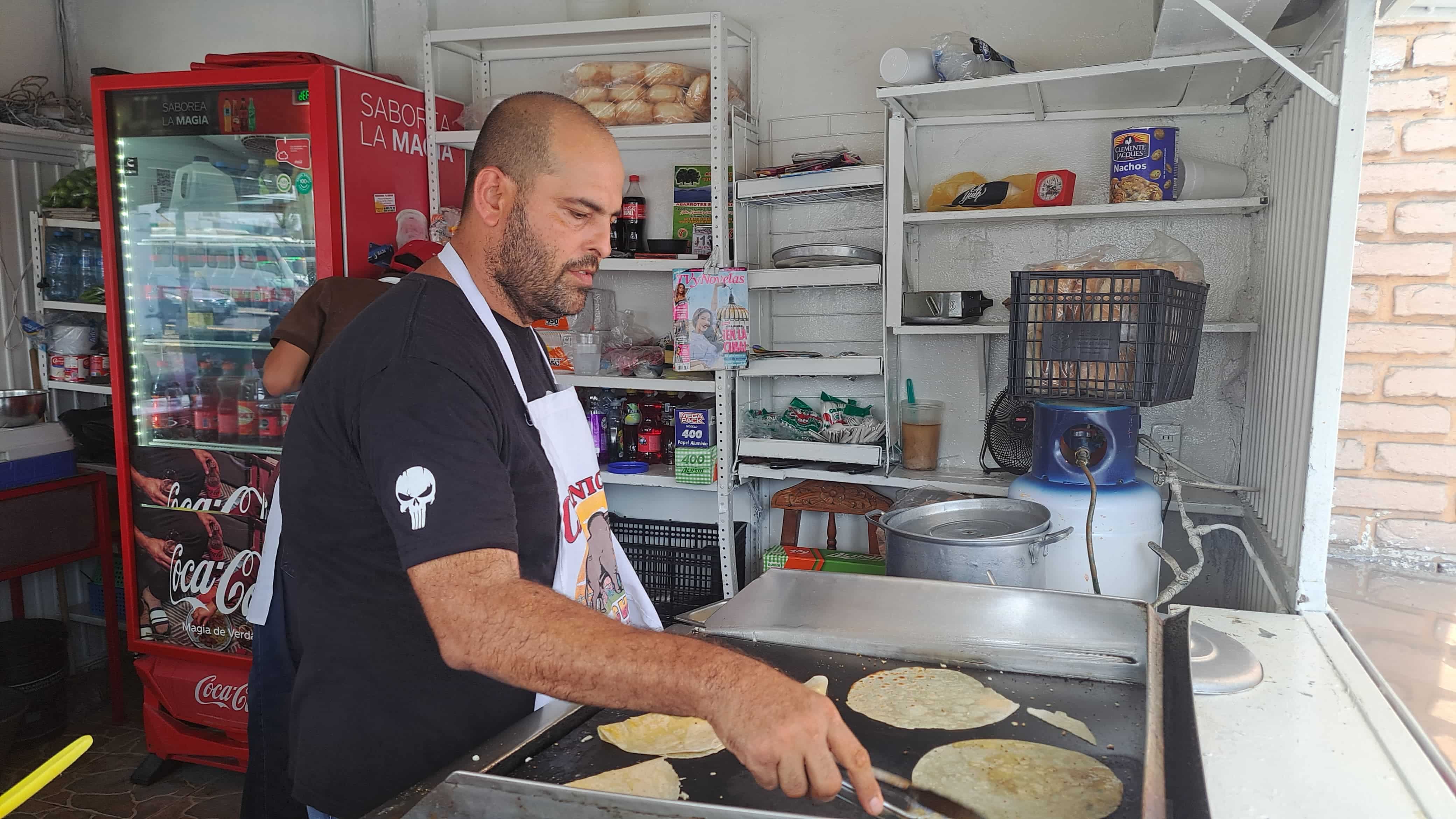 José Luis Tirado Lizárraga, conocido como “El Tigre”, tiene 29 años vendiendo tortas, quesadillas y licuados en su puesto.