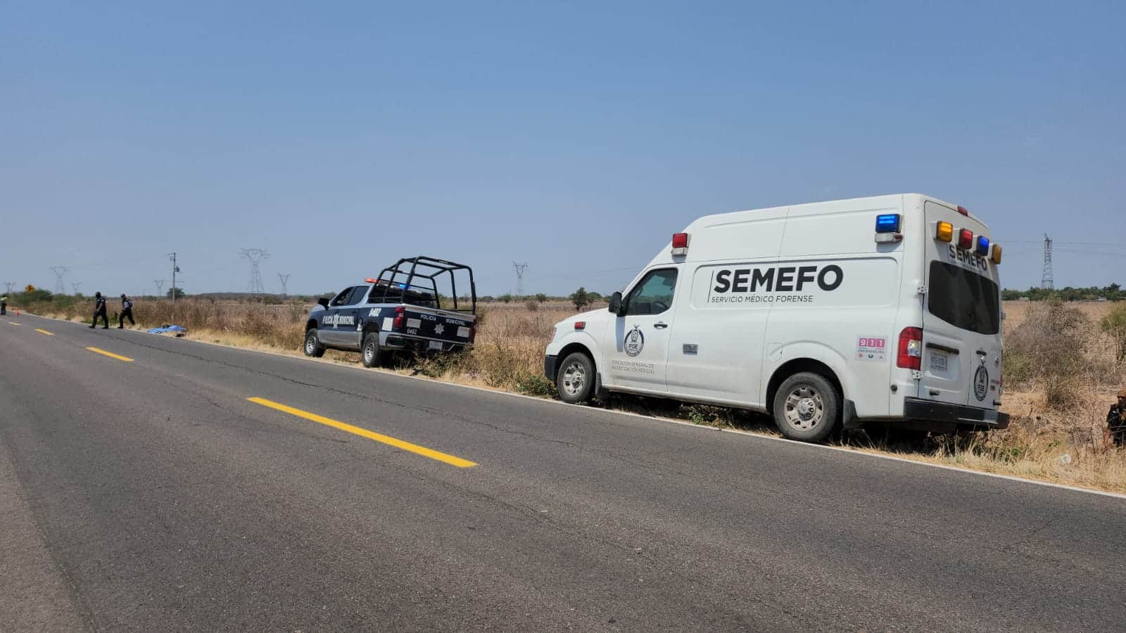 Cuerpo de una mujer fue localizada a la orilla de la carretera luego de presuntamente ser atropellada