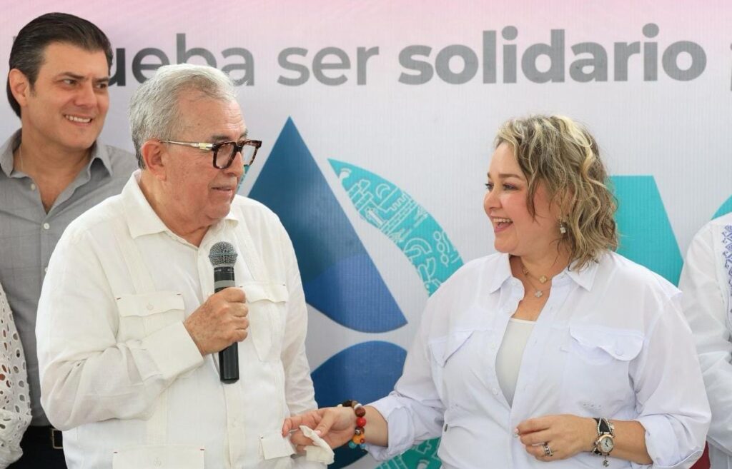 El gobernador Rubén Rocha Moya acompañado de Eneyda Rocha Ruiz