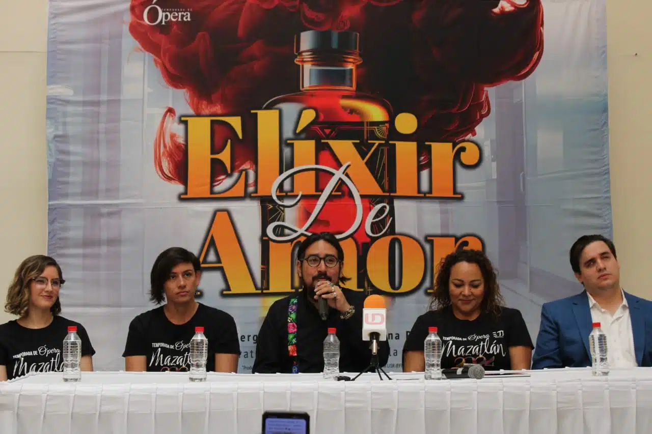 Conferencia de prensa del director y elenco de la obra "Elíxir de Amor"