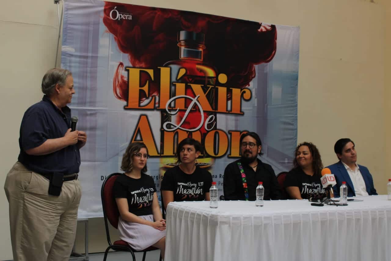 Conferencia de prensa del director y elenco de la obra "Elíxir de Amor"