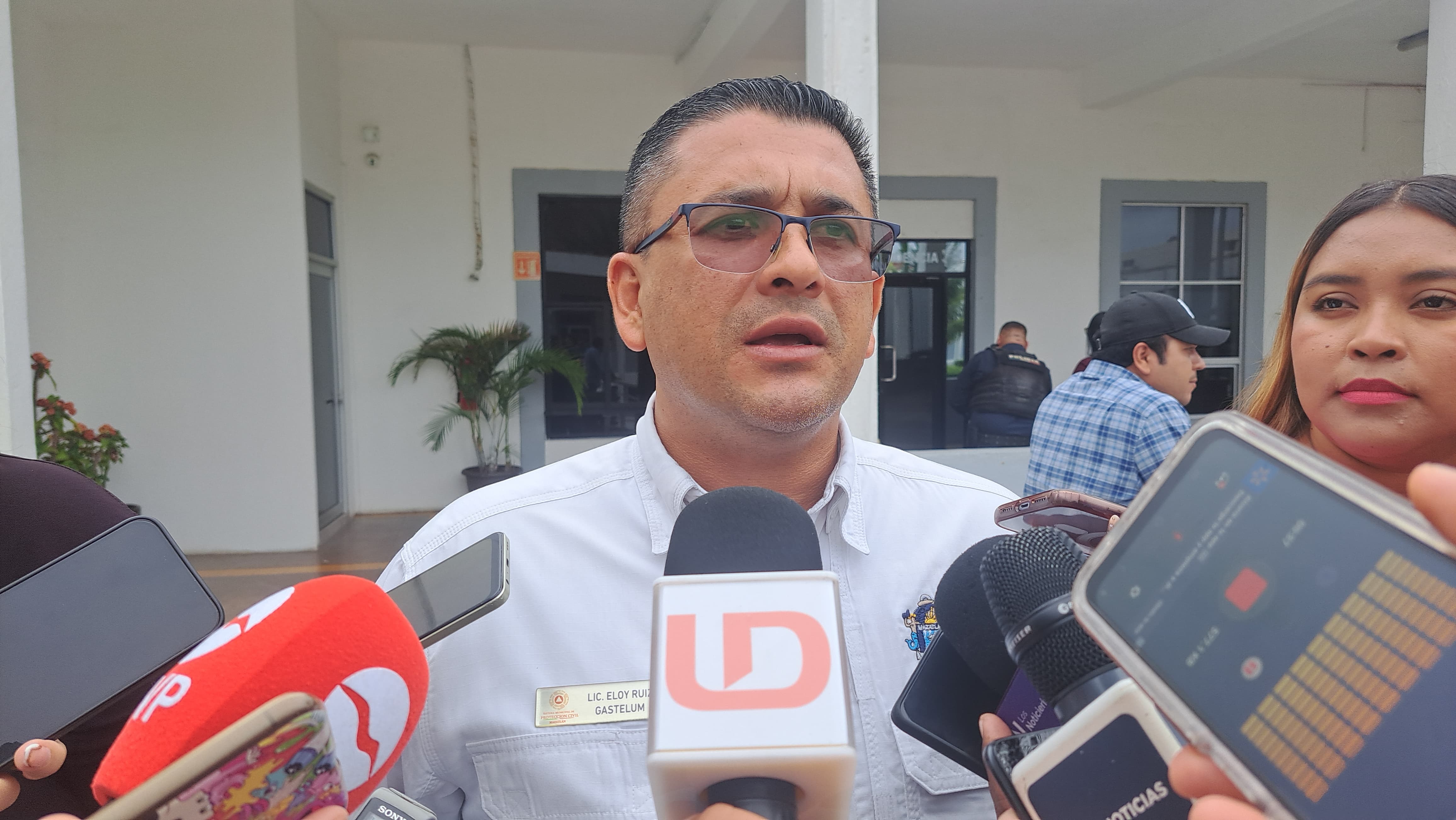 Eloy Ruíz Gastélum con medios de prensa