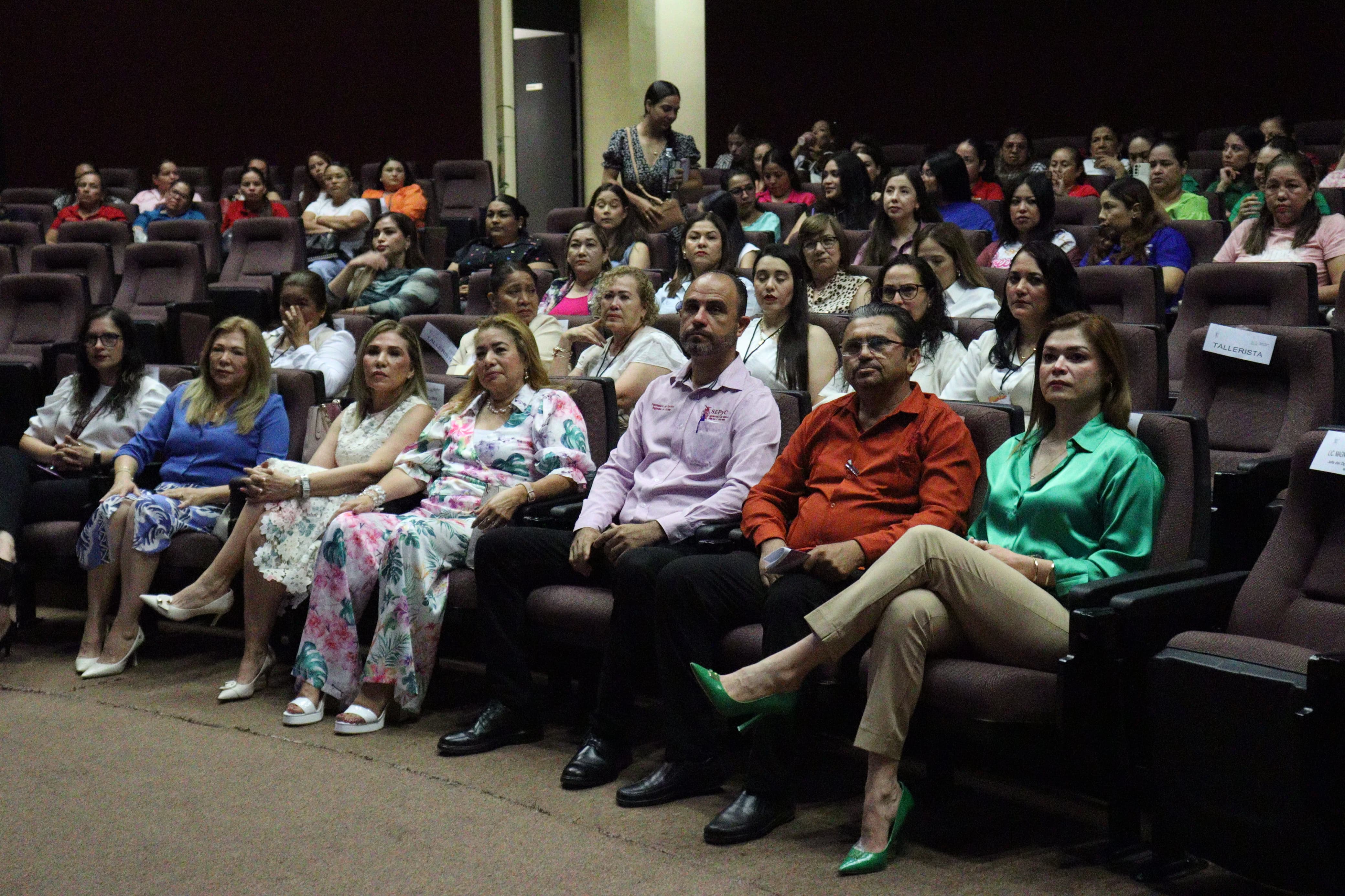 Personas en el encuentro educativo “Acompañamiento pedagógico una estrategia de formación docente para la transformación educativa” en Los Mochis