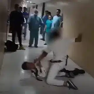 Enfermero se va a los golpes contra un guardia en IMSS de Puebla