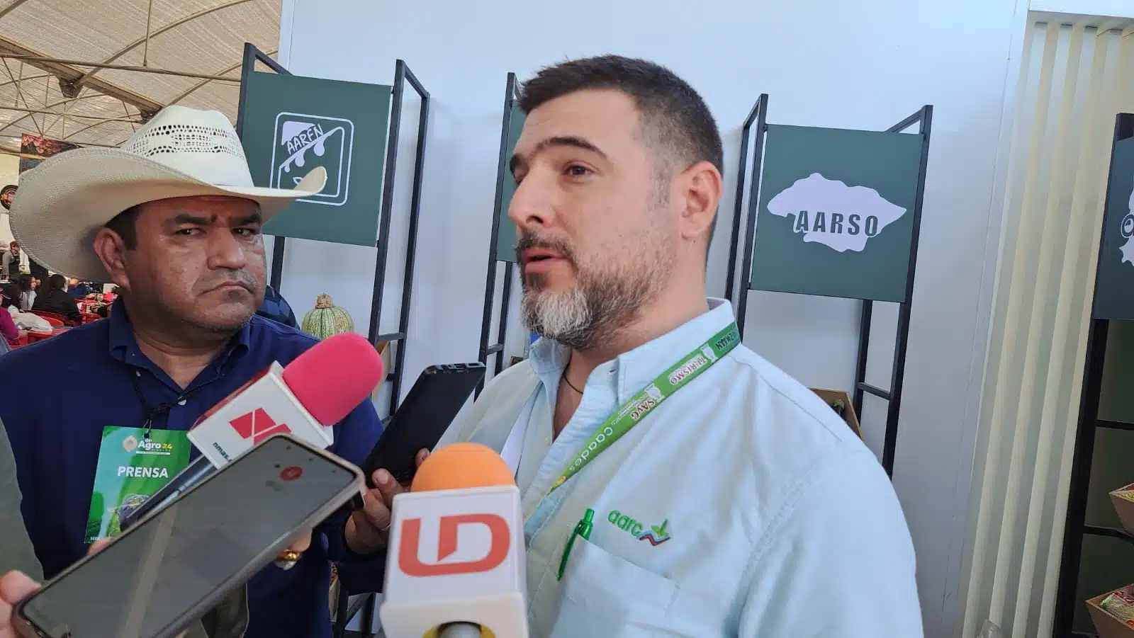 Enrique Riveros habla con la prensa en Culiacán