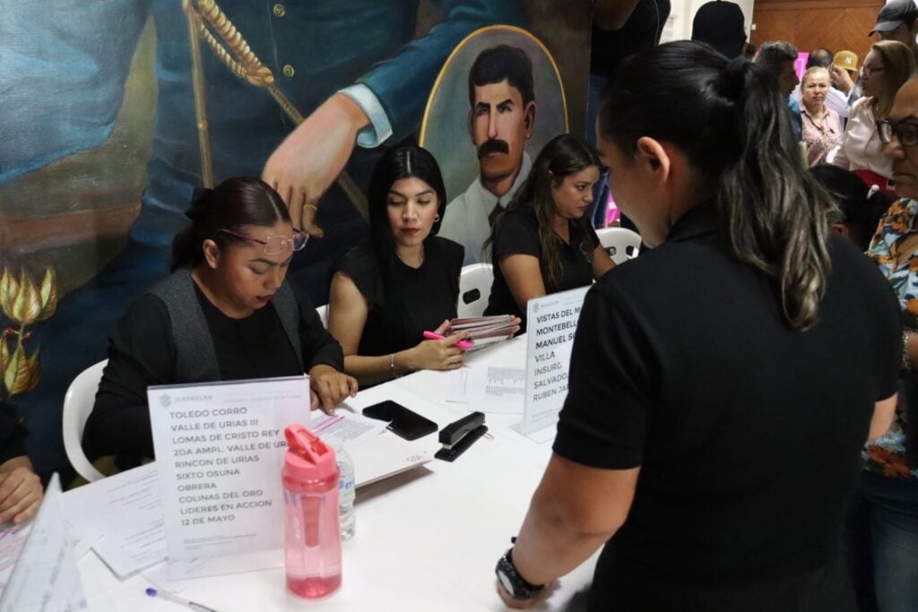 Entrega de escrituras de viviendas a familias de Mazatlán