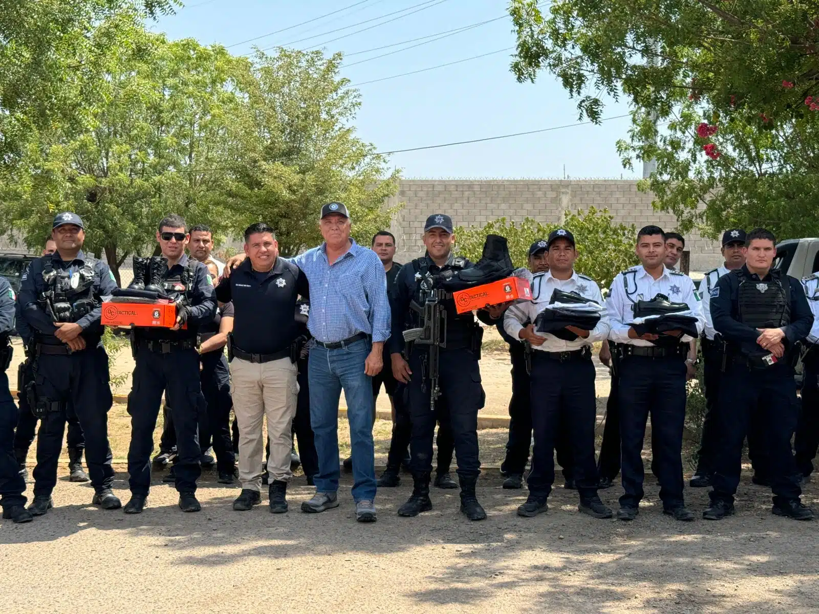 El alcalde de El Fuerte acompañado de policías municipales durante entrega de equipos y uniformes