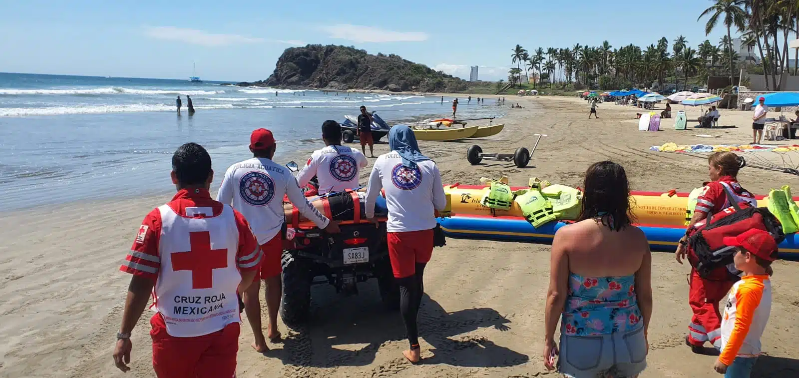 Elementos del escuadrón acuático y de la Cruz Roja de Mazatlán en la playa