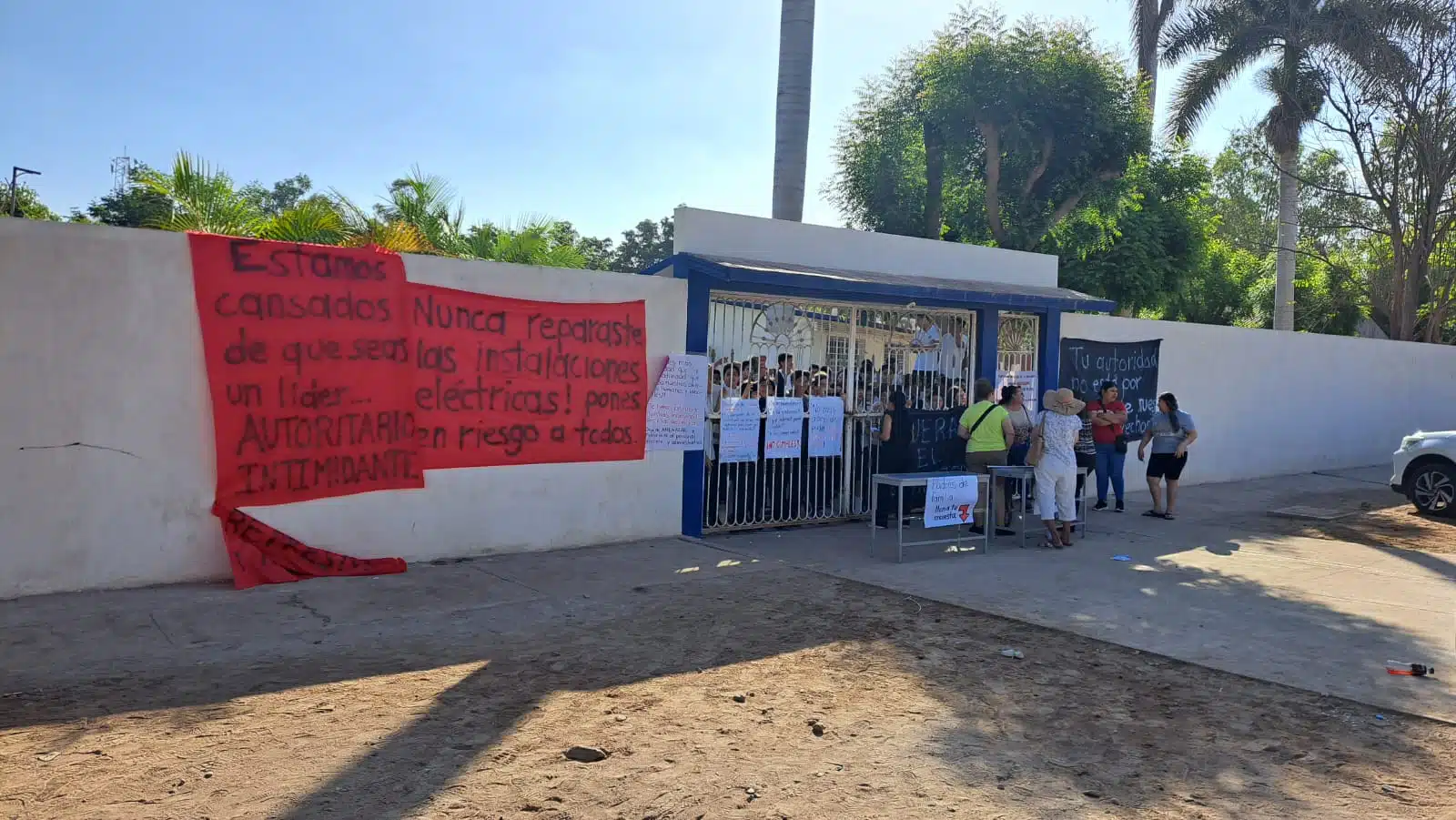 Padres y docentes toman Escuela Secundaria Benito Juárez