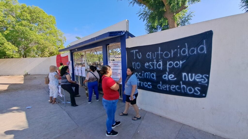 Padres y docentes toman Escuela Secundaria Benito Juárez