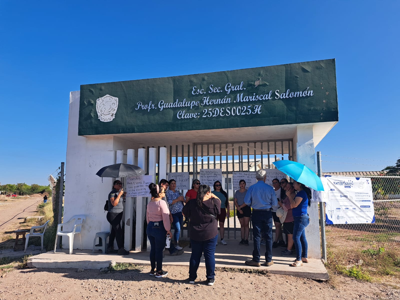 Protesta de padres de familia afuera de la Escuela Secundaria General “Guadalupe Herrán Mariscal Salomón”