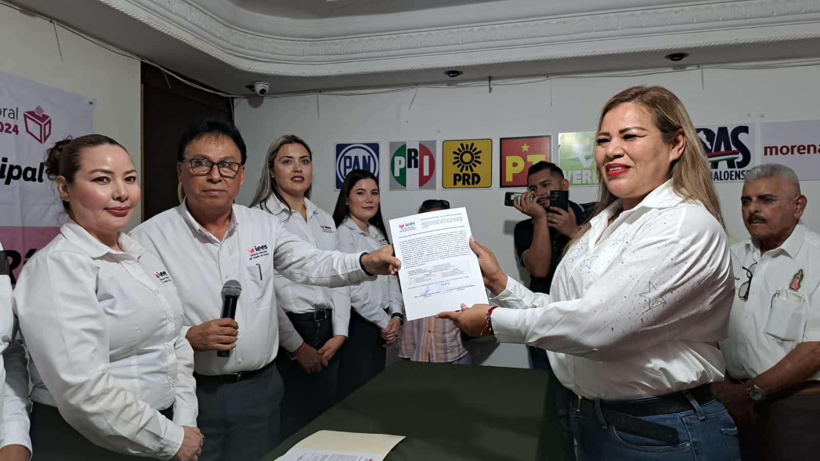 Evangelina Llanes Carreon recibiendo la constancia del IEES por ser la planilla ganadora de la histórica elección de presidente municipal realizada por primera vez en el nuevo municipio de Juan José Ríos