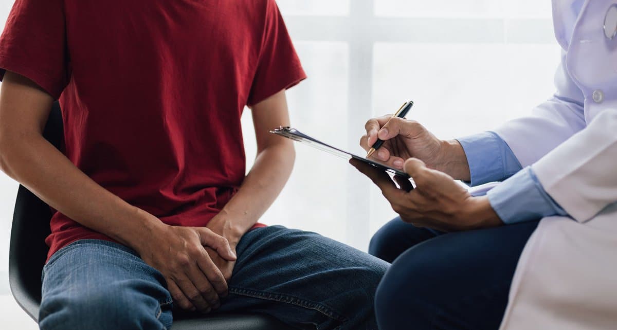 Hombre asistiendo con el especialista para un examen médico