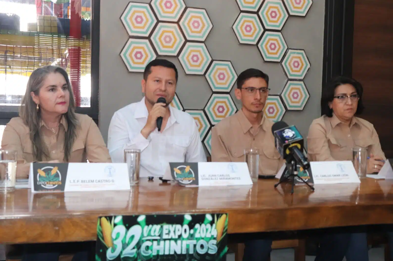 Conferencia de prensa para dar detalles de la Expo Chinitos.