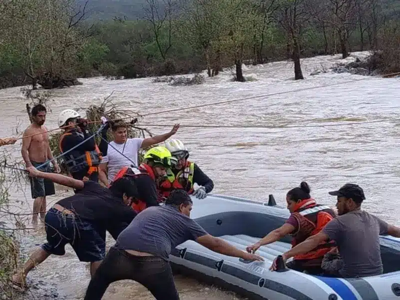 Familia queda atrapada por río en Tamaulipas