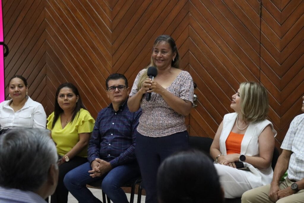 Entrega de escrituras de viviendas a familias de Mazatlán